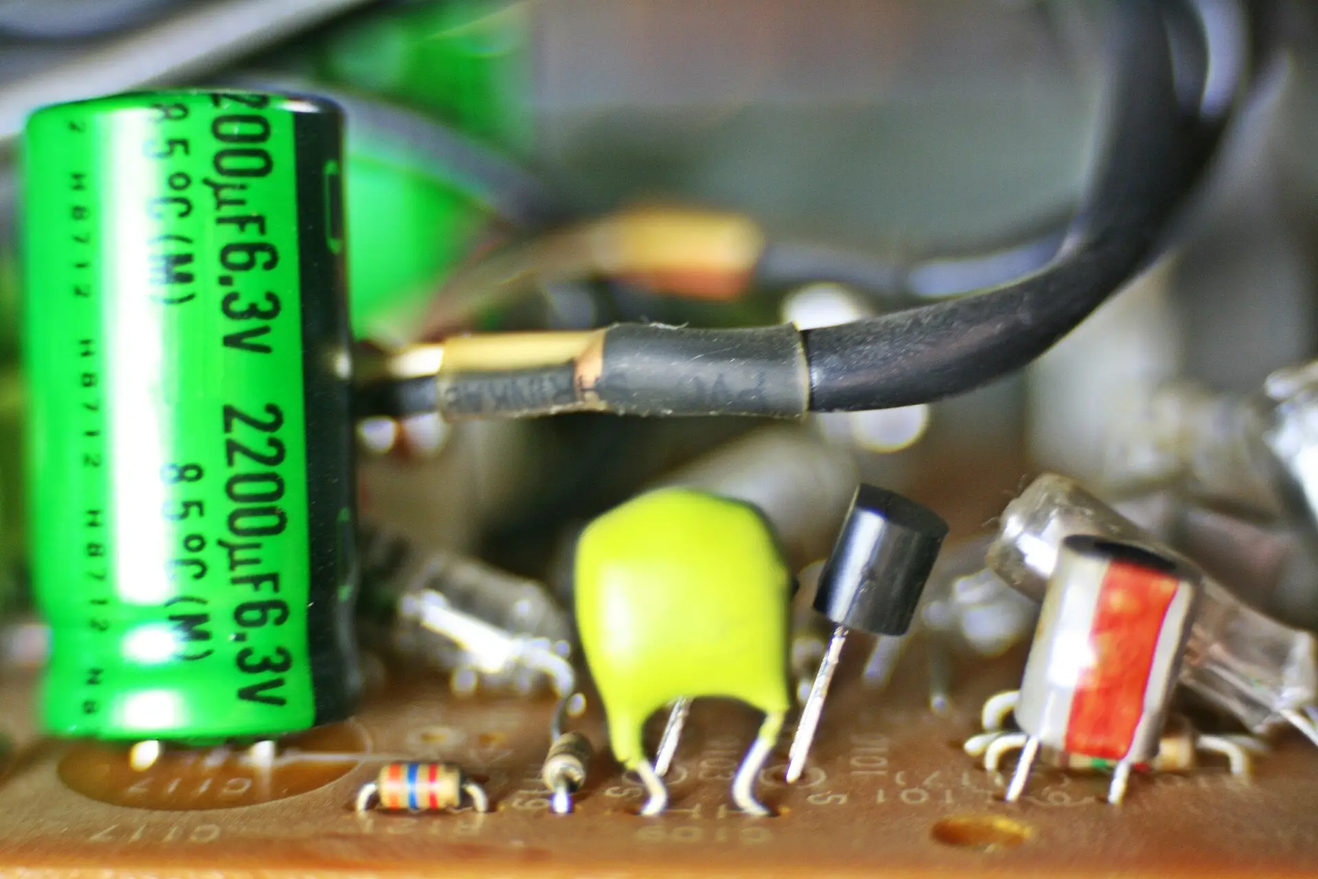 Prompting, fine tuning or retrieval: picking the cheap one first